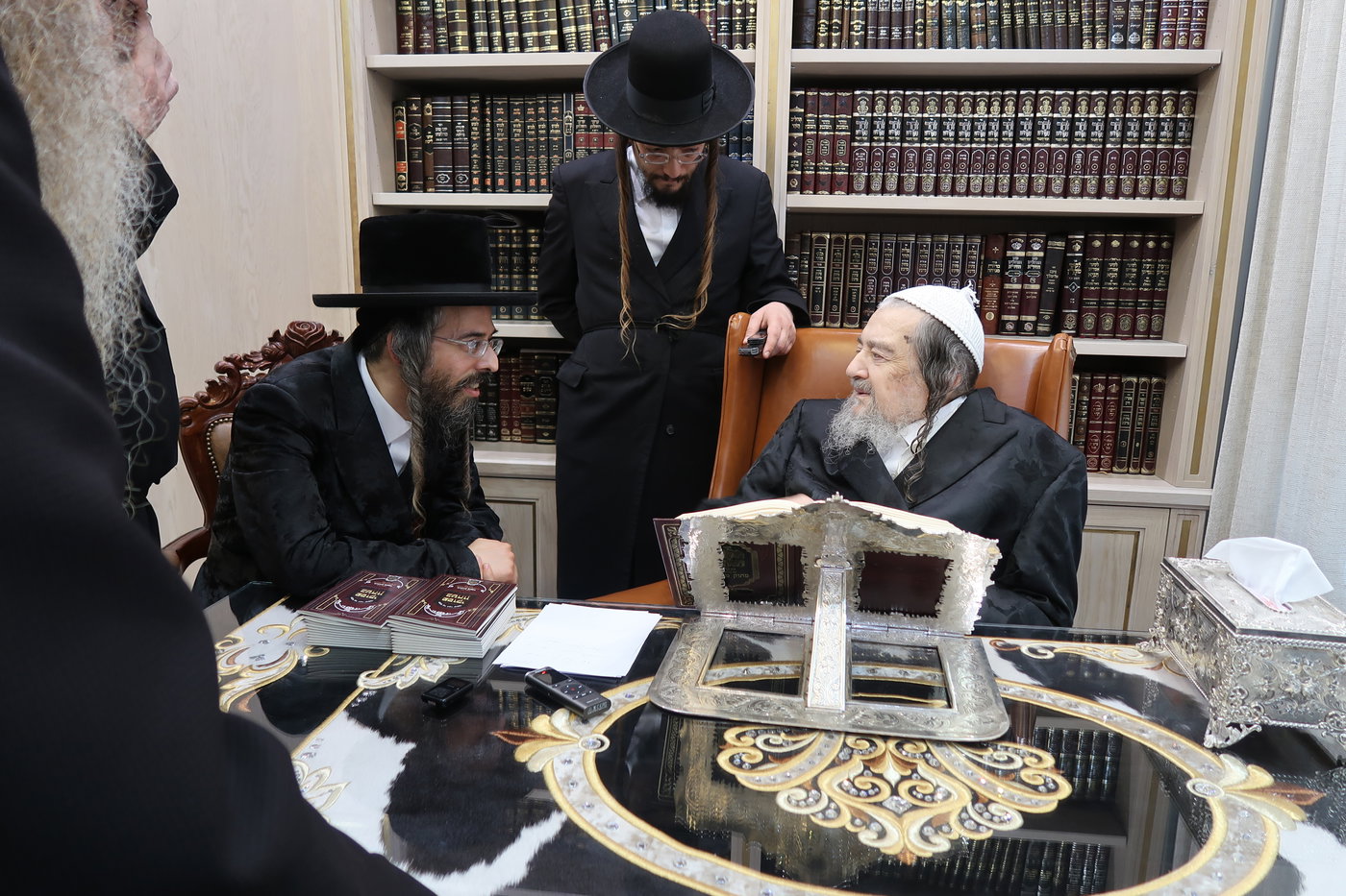 האדמו"ר מזוועהיל בביקור אצל הגרי"מ שכטר