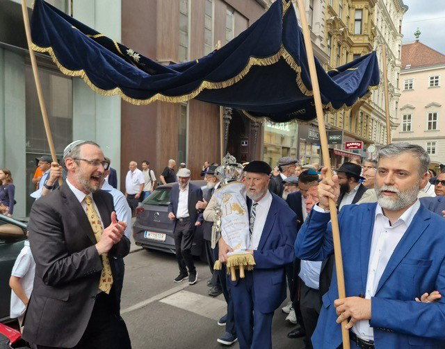הכנסת ספר התורה ההיסטורי