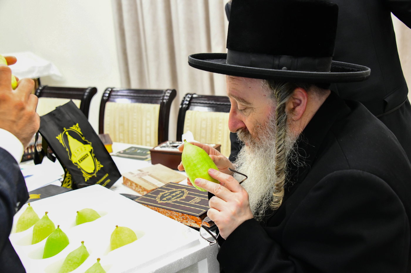 גדולי ישראל בקבלת אתרוגים לקראת חג הסוכות