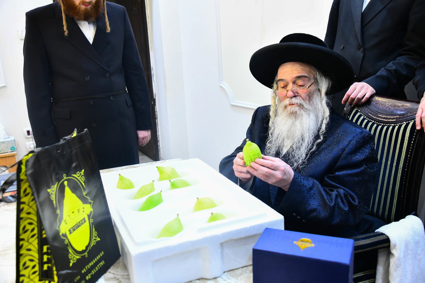 האדמו"ר מקרעטשניף י-ם בקבלת אתרוגים לקראת חג הסוכות