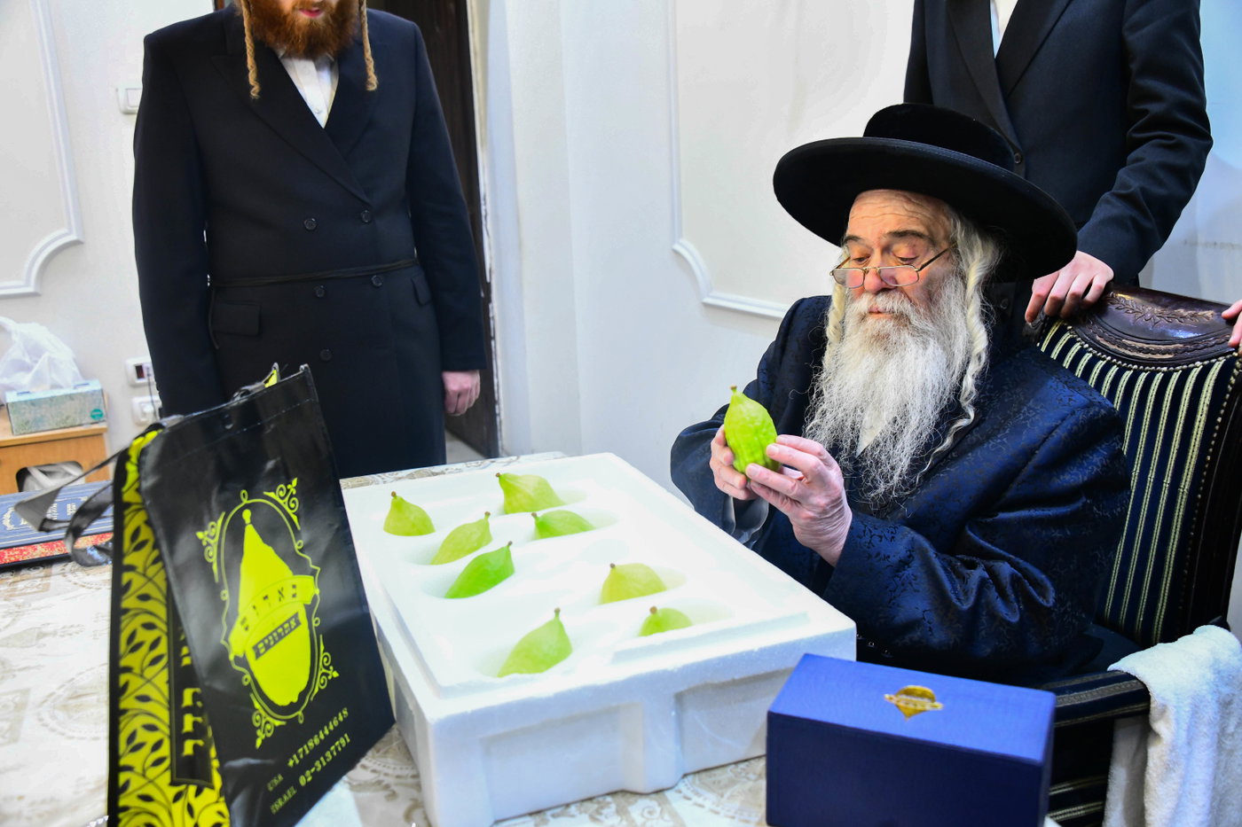 האדמו"ר מקרעטשניף י-ם בקבלת אתרוגים לקראת חג הסוכות