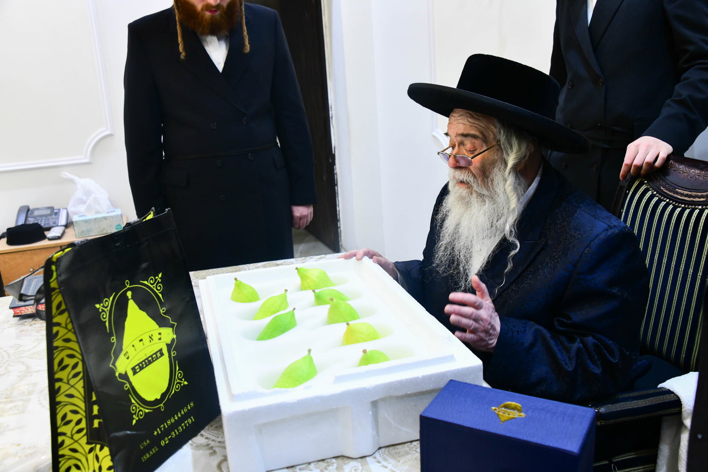 האדמו"ר מקרעטשניף י-ם בקבלת אתרוגים לקראת חג הסוכות