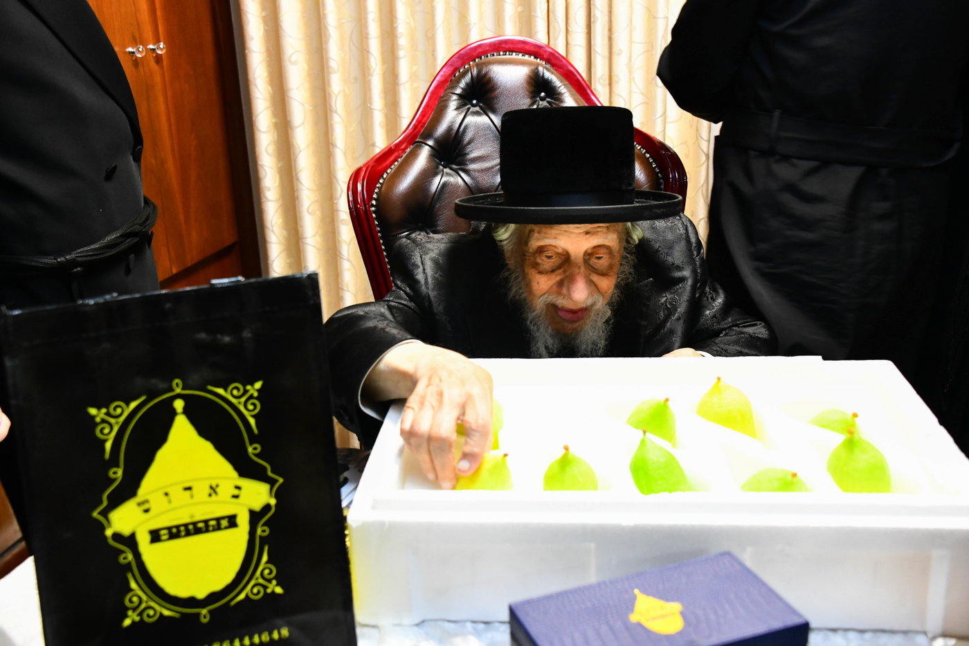 גדולי ישראל בקבלת אתרוגים לקראת חג הסוכות