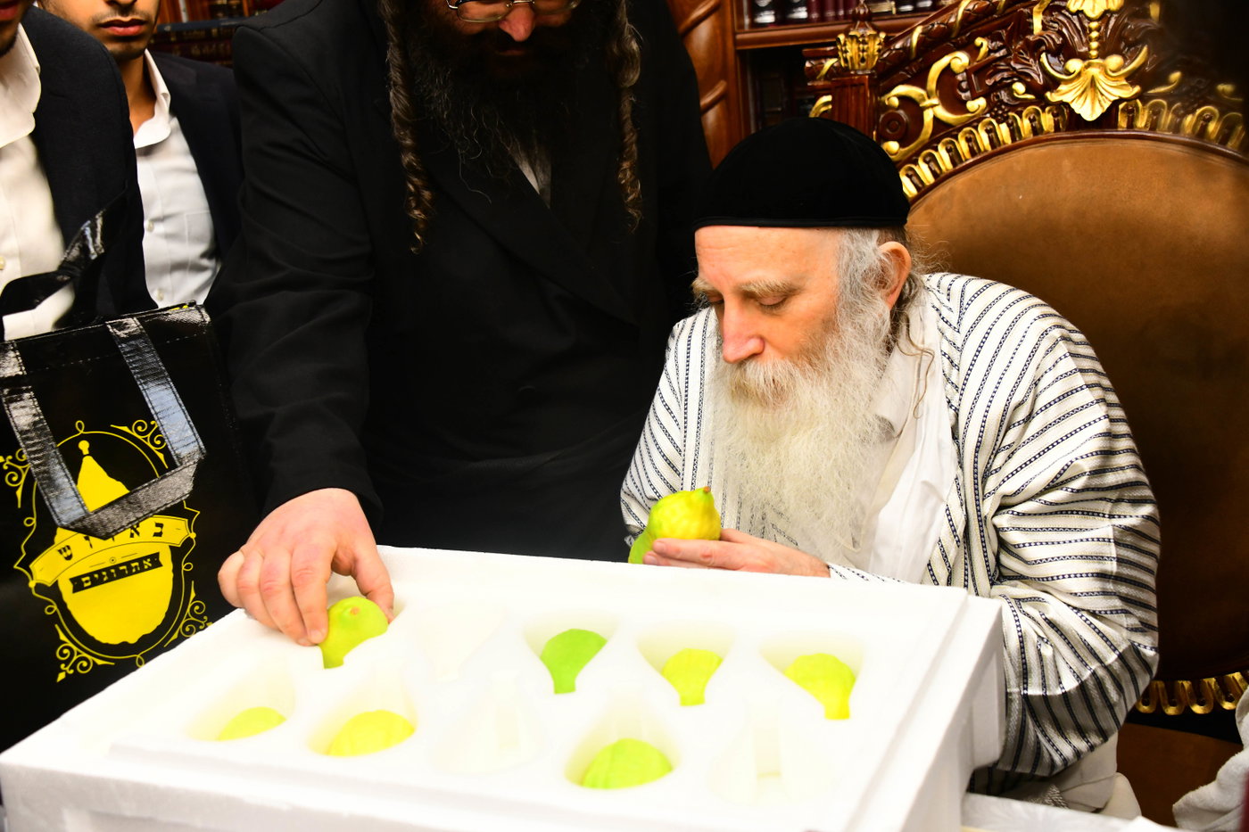 גדולי ישראל בקבלת אתרוגים לקראת חג הסוכות