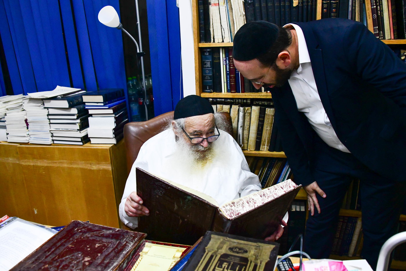 גדולי ישראל בקבלת אתרוגים לקראת חג הסוכות