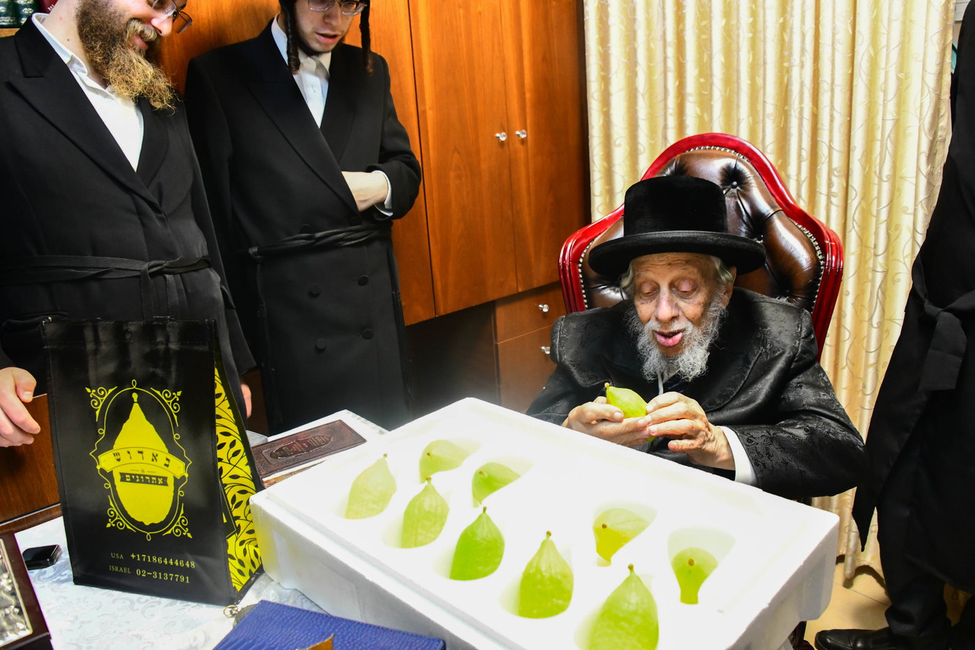 האדמו"ר מקופיטשניץ בקבלת אתרוגים לקראת חג הסוכות