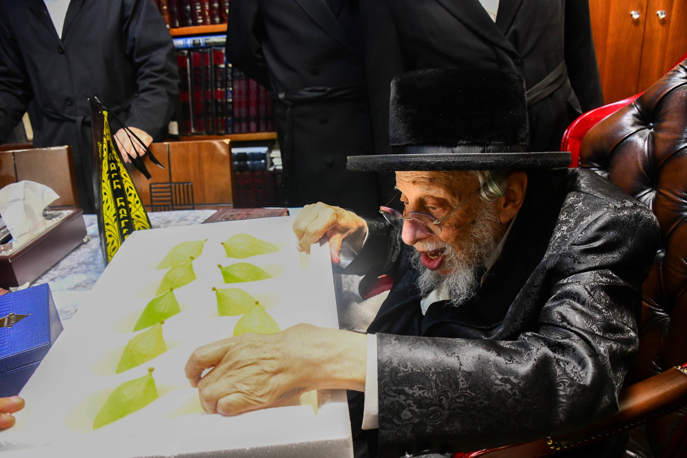 גדולי ישראל בקבלת אתרוגים לקראת חג הסוכות