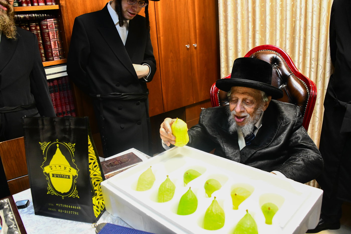 האדמו"ר מקופיטשניץ בקבלת אתרוגים לקראת חג הסוכות