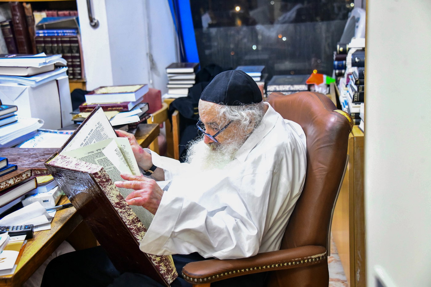 גדולי ישראל בקבלת אתרוגים לקראת חג הסוכות