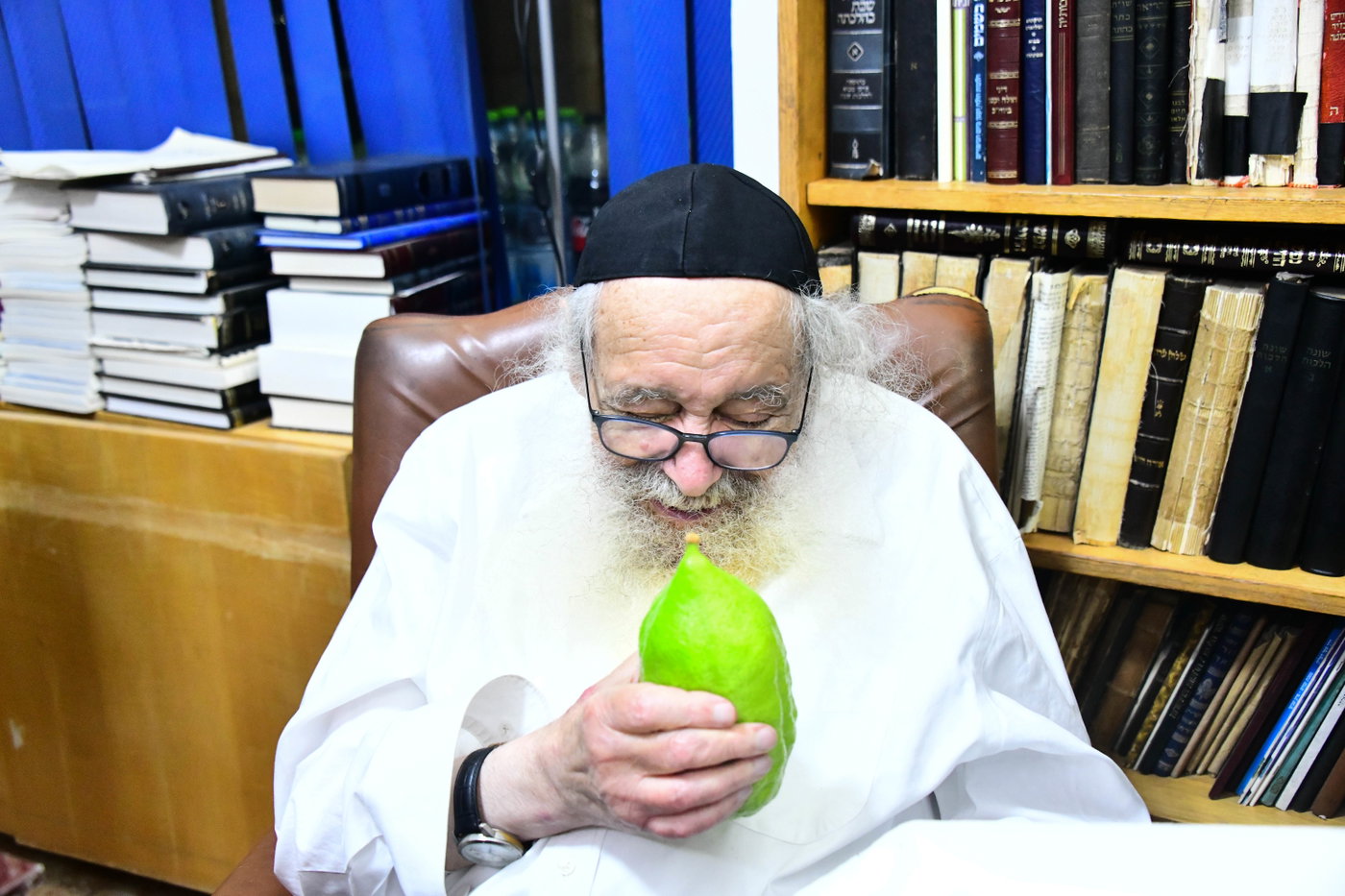 גדולי ישראל בקבלת אתרוגים לקראת חג הסוכות