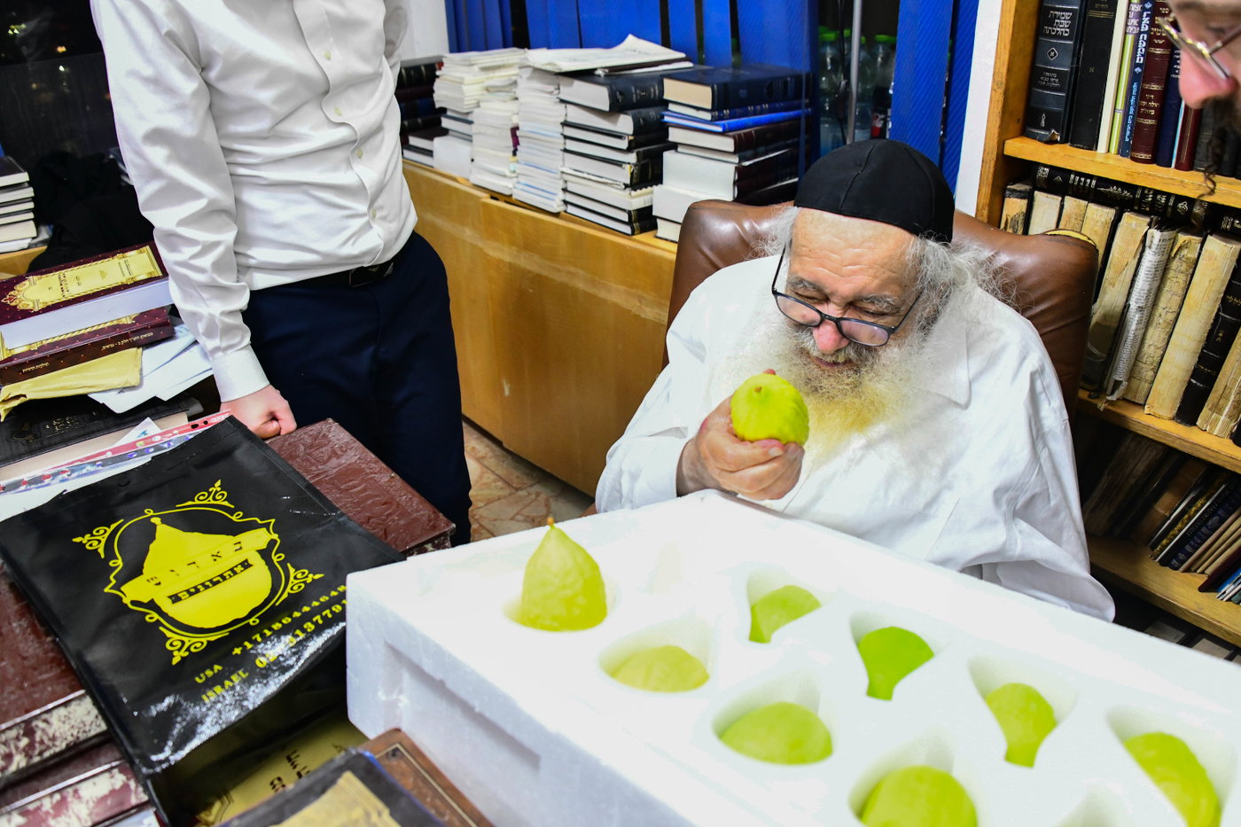 גדולי ישראל בקבלת אתרוגים לקראת חג הסוכות