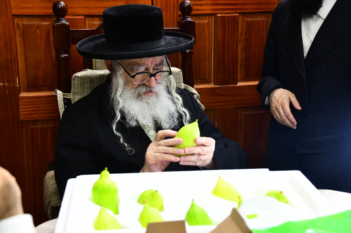 גדולי ישראל בקבלת אתרוגים לקראת חג הסוכות
