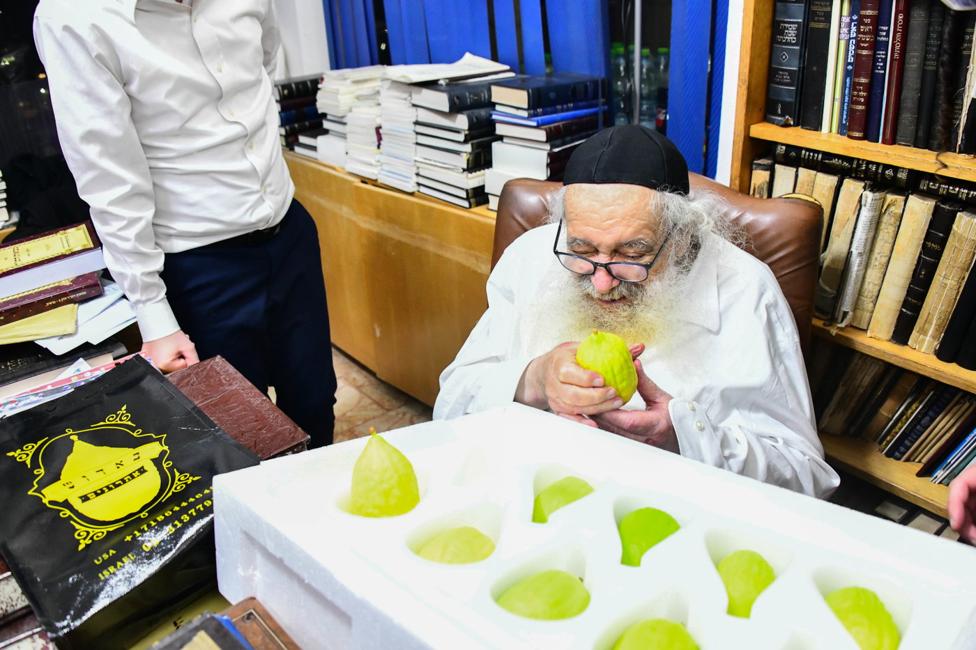 גדולי ישראל בקבלת אתרוגים לקראת חג הסוכות