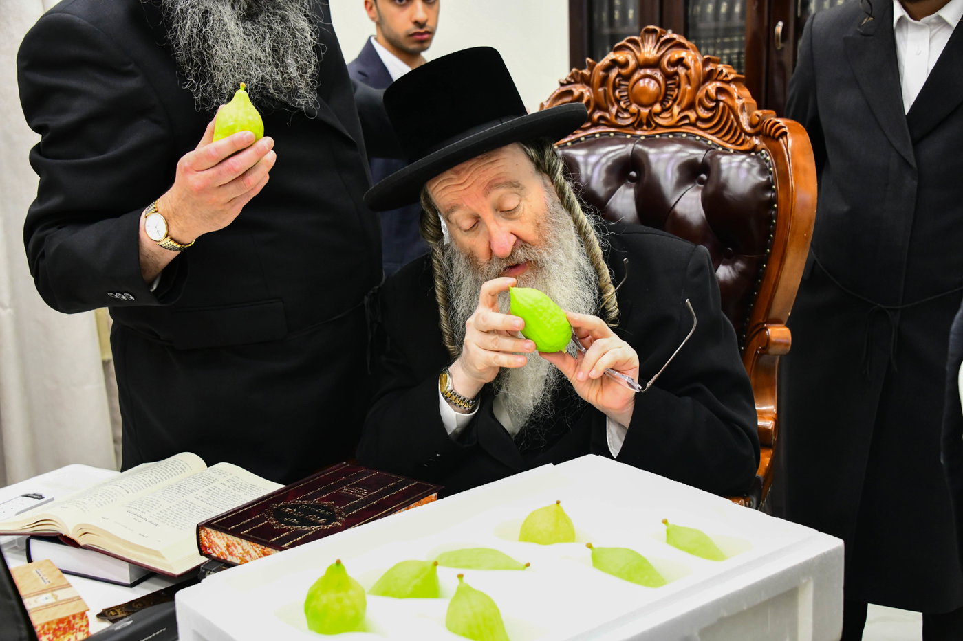 האדמו"ר מביאלה בקבלת אתרוגים לקראת חג הסוכות