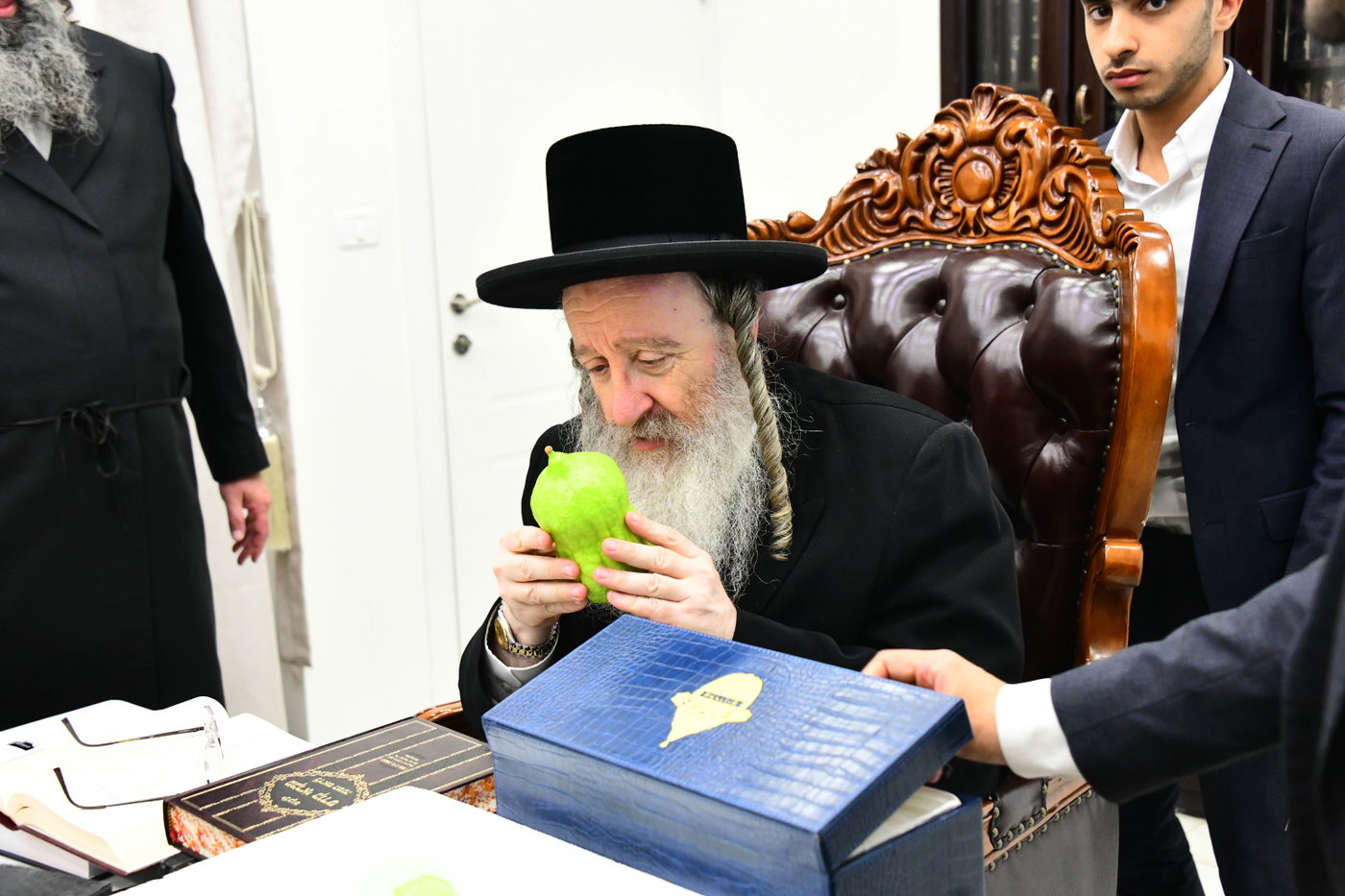 האדמו"ר מביאלה בקבלת אתרוגים לקראת חג הסוכות