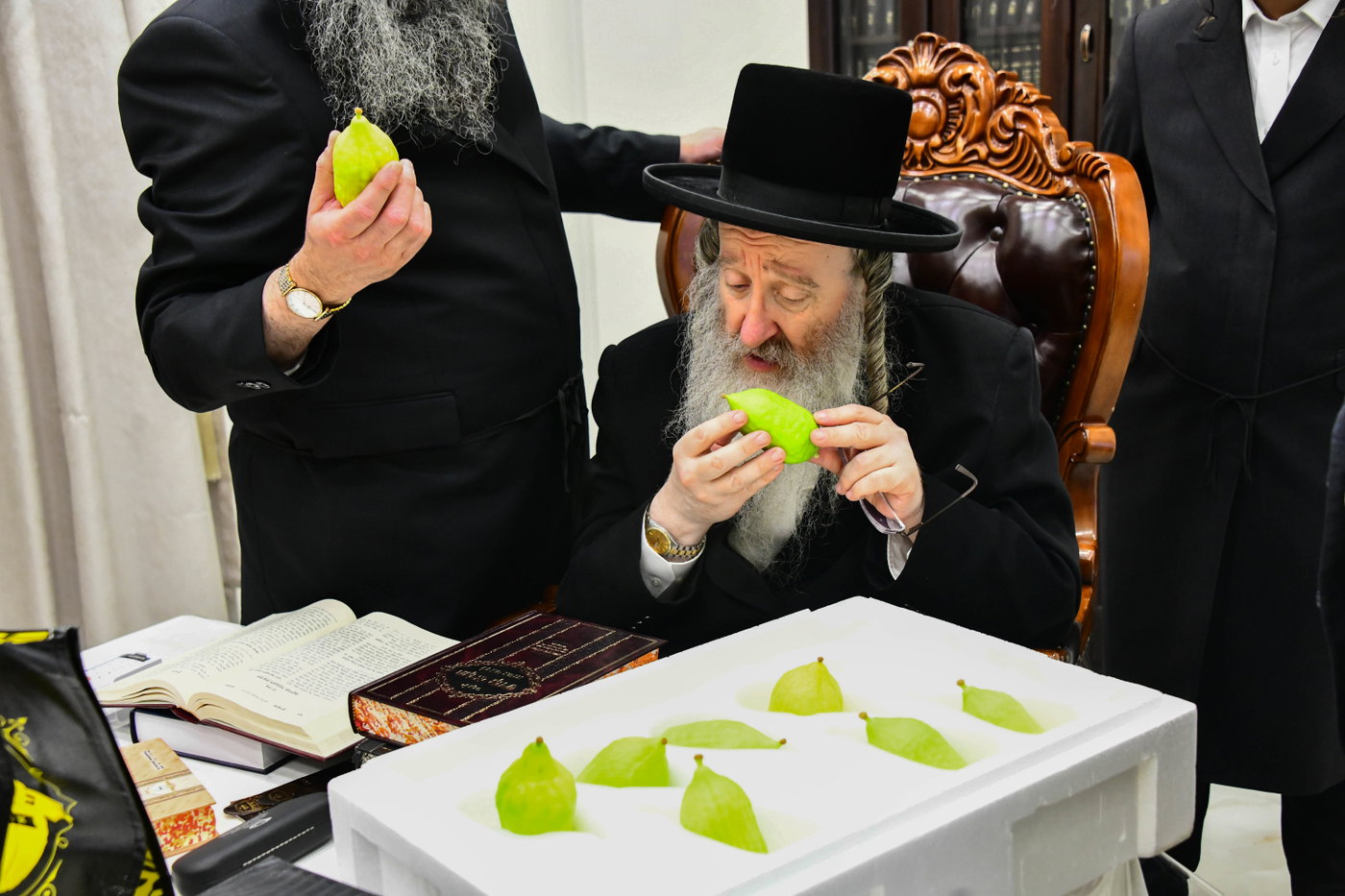 האדמו"ר מביאלה בקבלת אתרוגים לקראת חג הסוכות