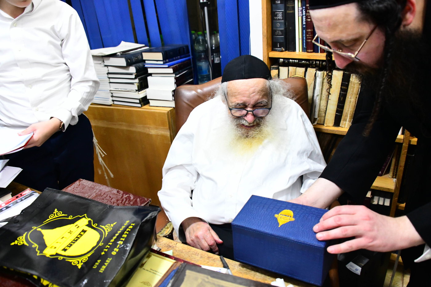 גדולי ישראל בקבלת אתרוגים לקראת חג הסוכות