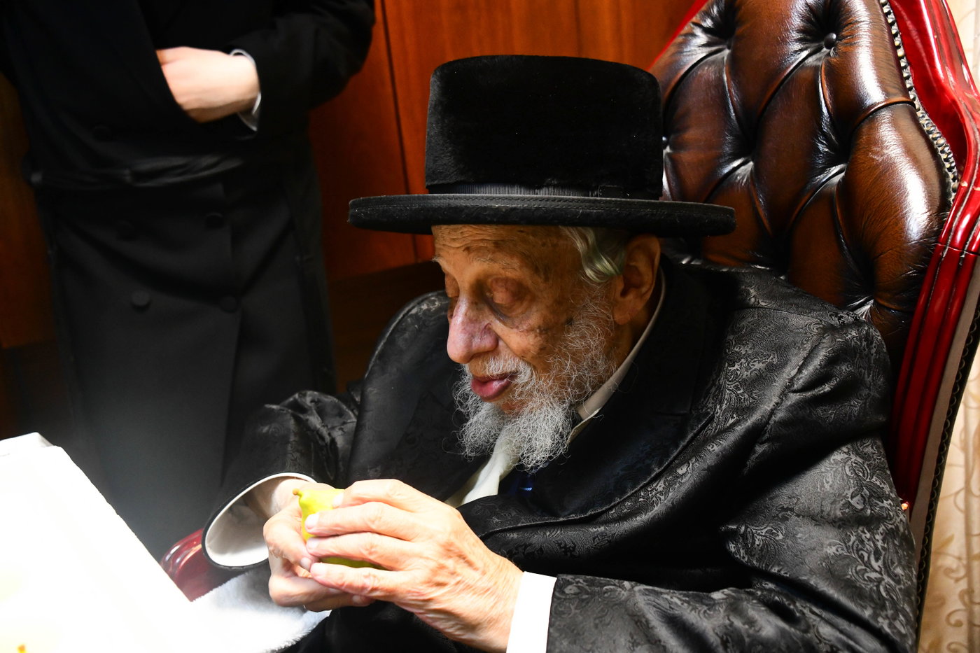 גדולי ישראל בקבלת אתרוגים לקראת חג הסוכות