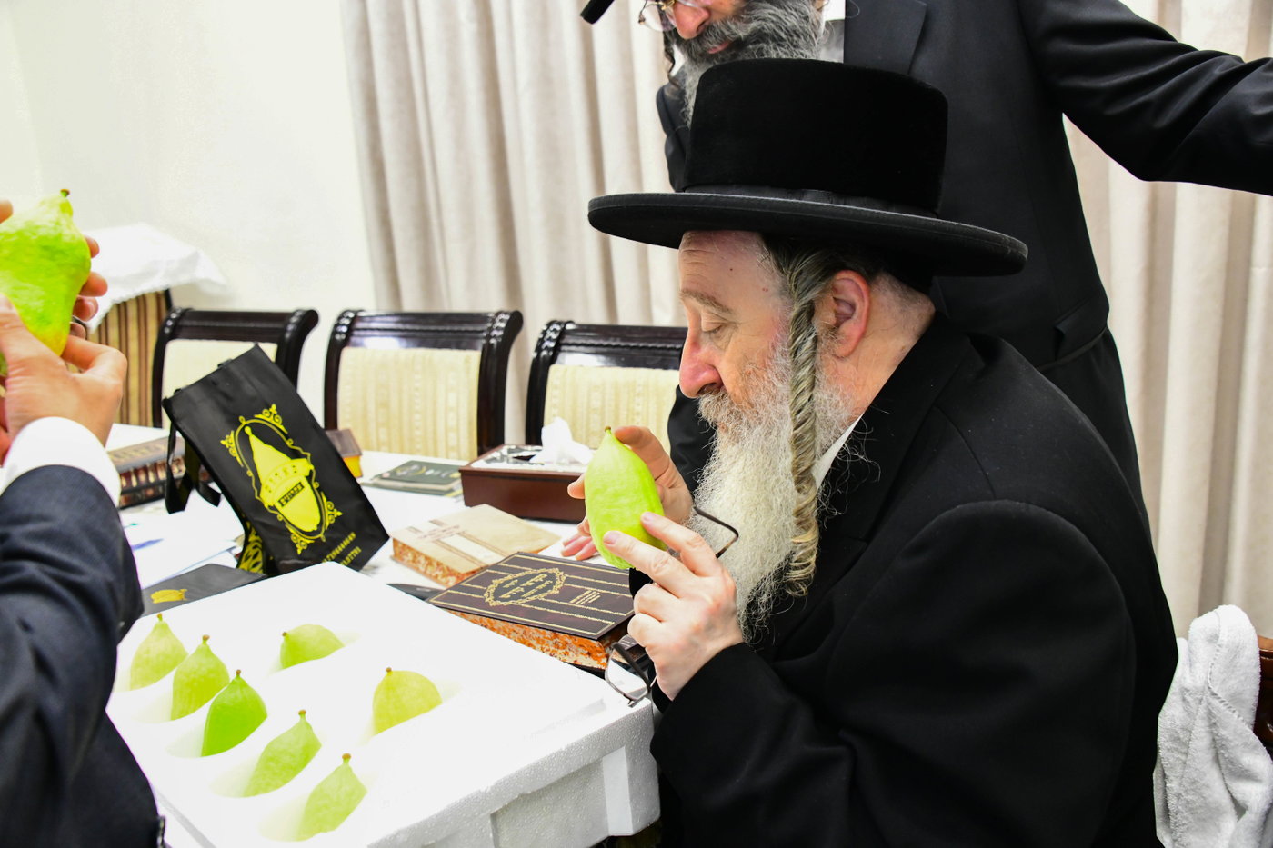 האדמו"ר מביאלה בקבלת אתרוגים לקראת חג הסוכות