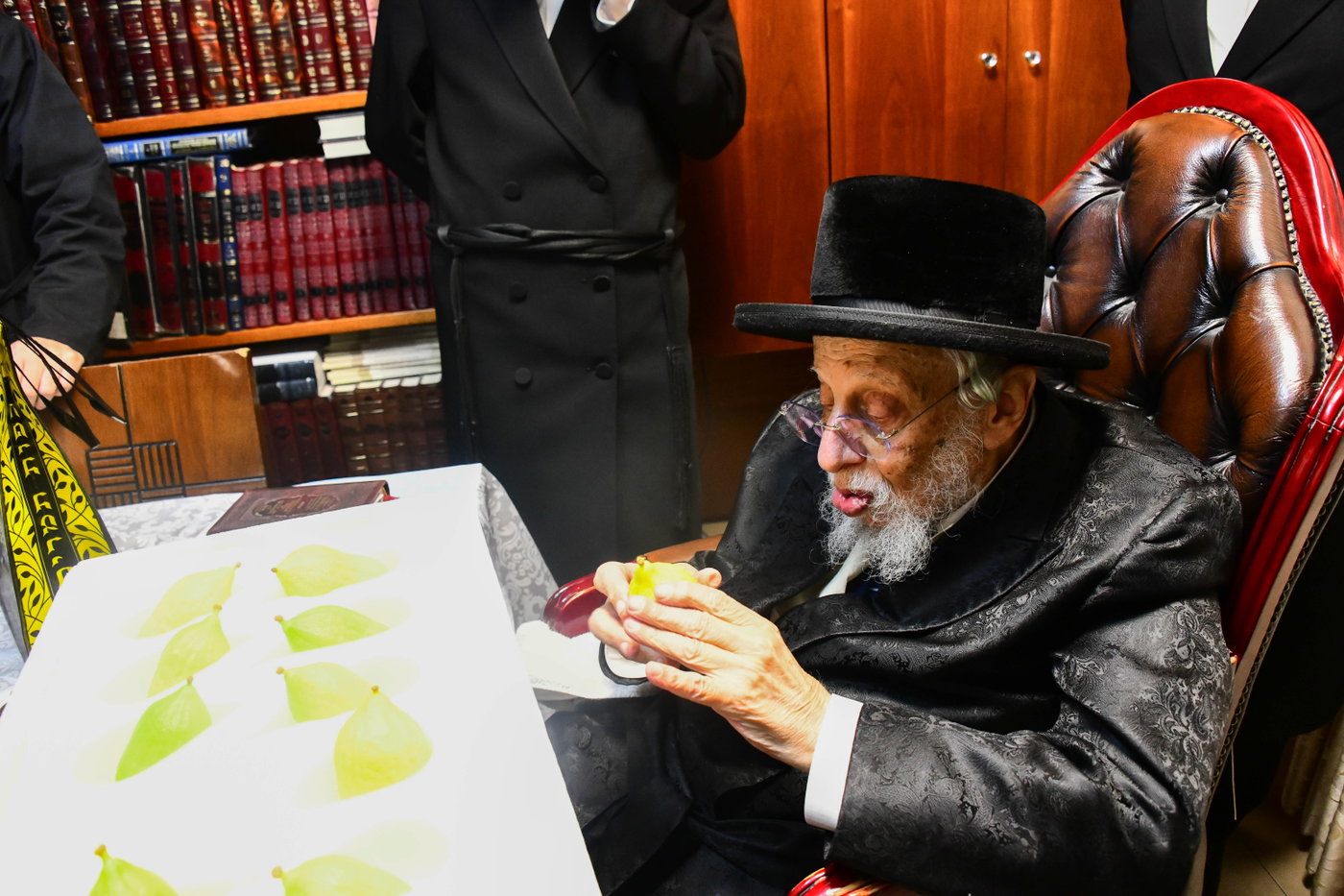 גדולי ישראל בקבלת אתרוגים לקראת חג הסוכות