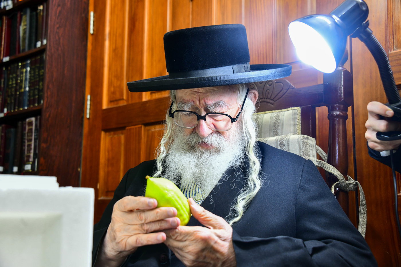 האדמו"ר ממשכנות הרועים בקבלת אתרוגים לקראת חג הסוכות