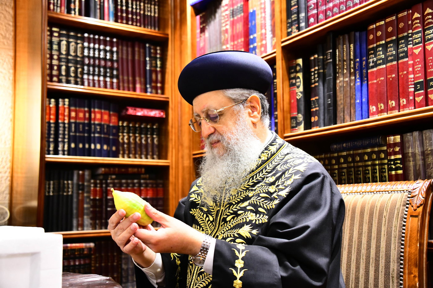 גדולי ישראל בקבלת אתרוגים לקראת חג הסוכות