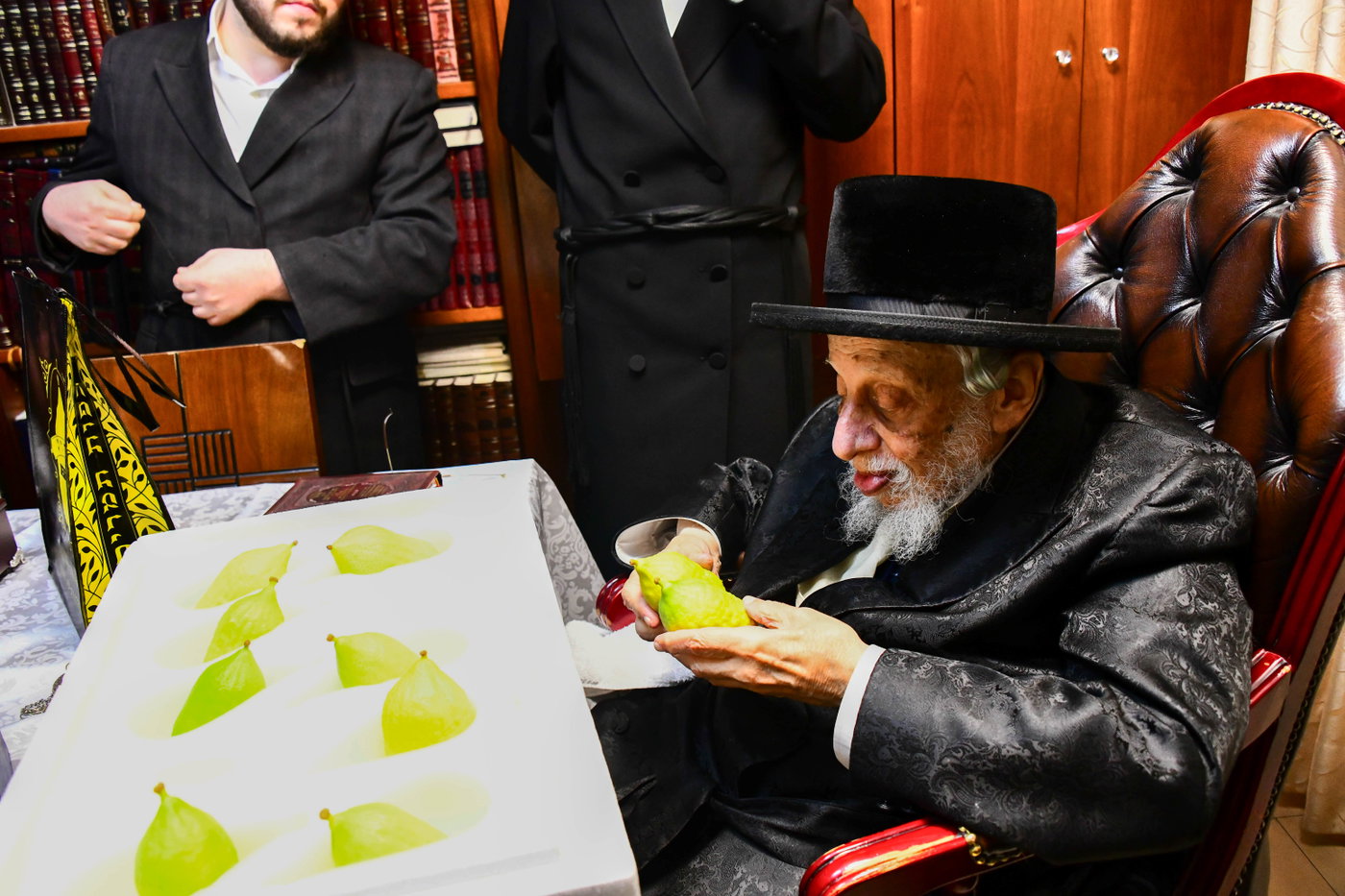 גדולי ישראל בקבלת אתרוגים לקראת חג הסוכות