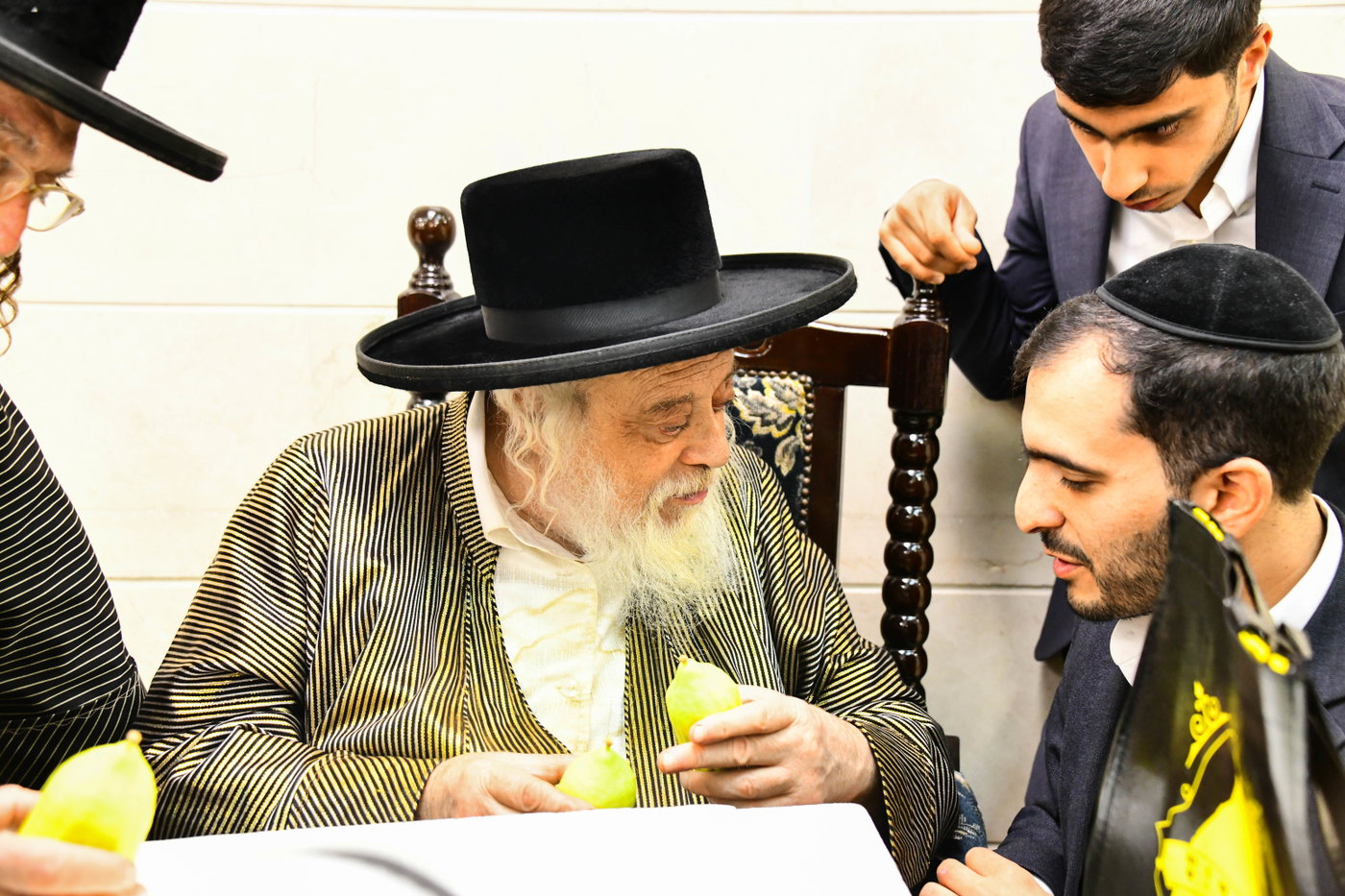 גדולי ישראל בקבלת אתרוגים לקראת חג הסוכות