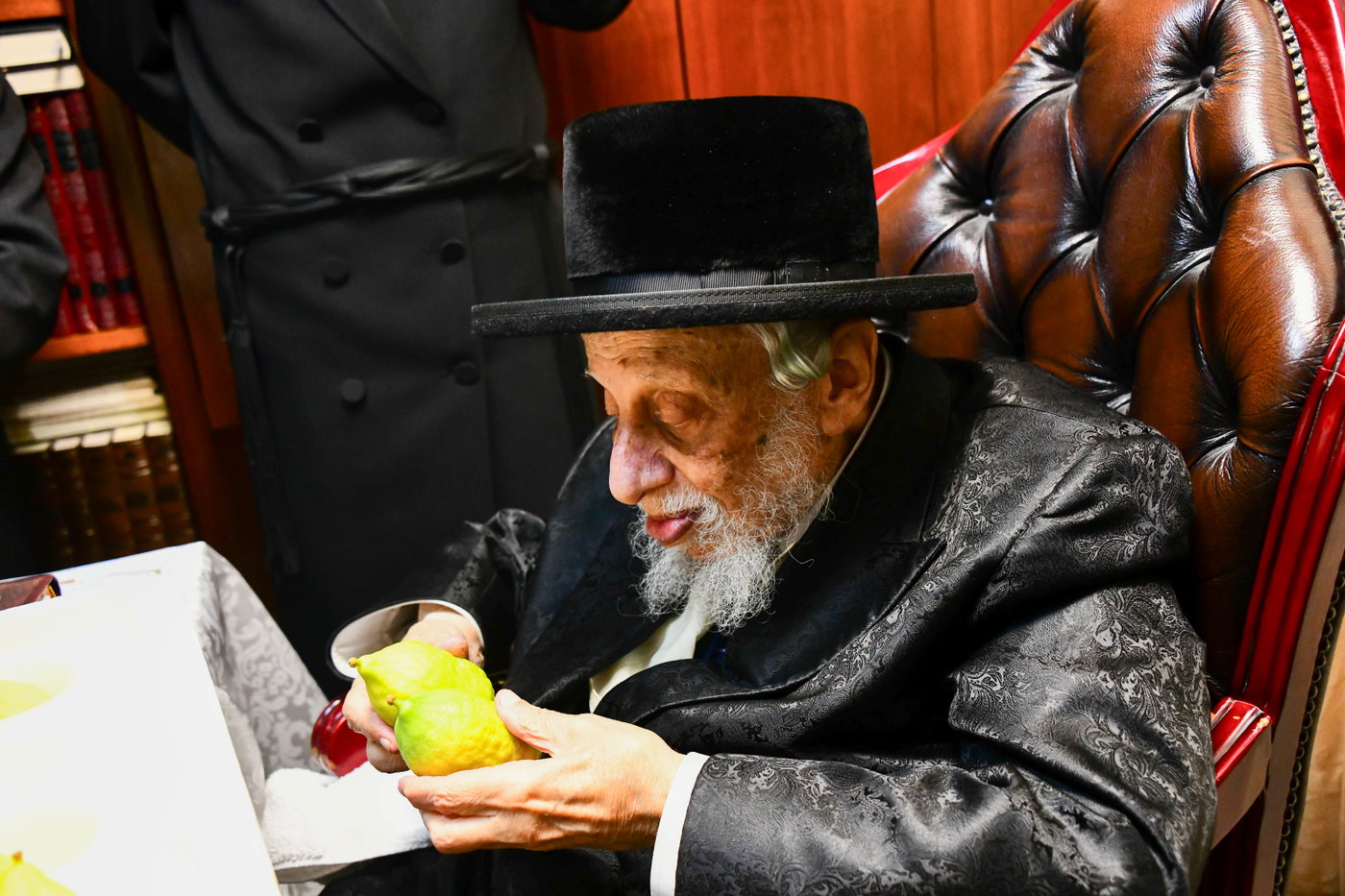 גדולי ישראל בקבלת אתרוגים לקראת חג הסוכות