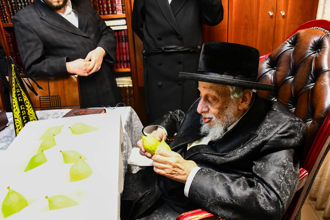 גדולי ישראל בקבלת אתרוגים לקראת חג הסוכות