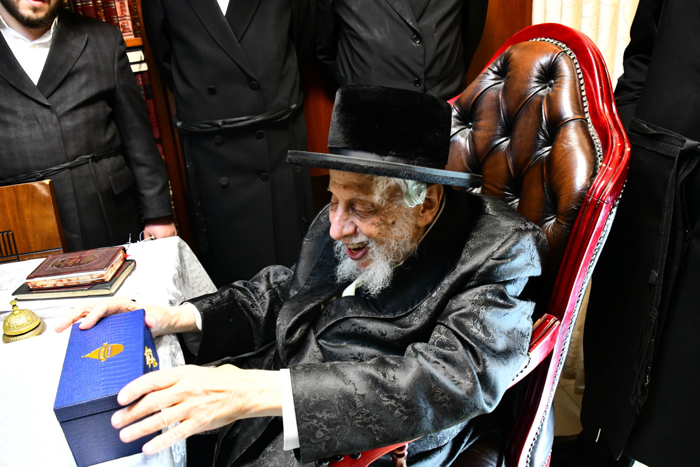 גדולי ישראל בקבלת אתרוגים לקראת חג הסוכות