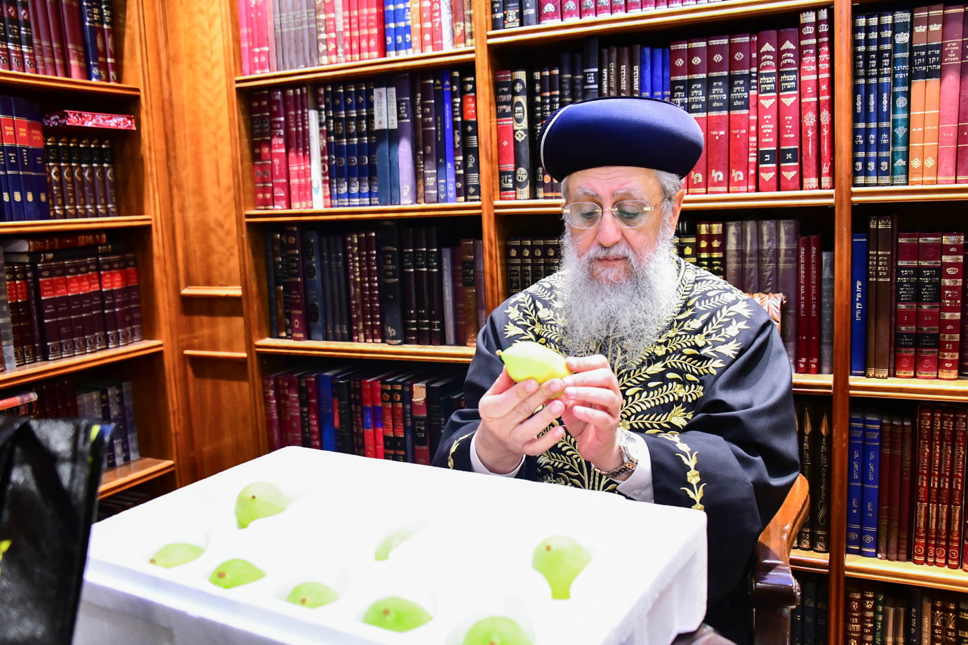 גדולי ישראל בקבלת אתרוגים לקראת חג הסוכות