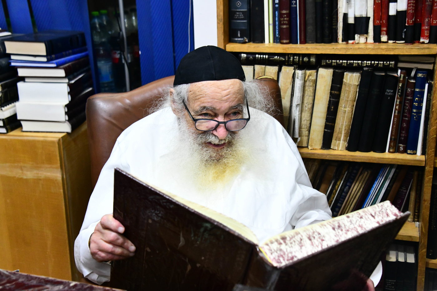 גדולי ישראל בקבלת אתרוגים לקראת חג הסוכות