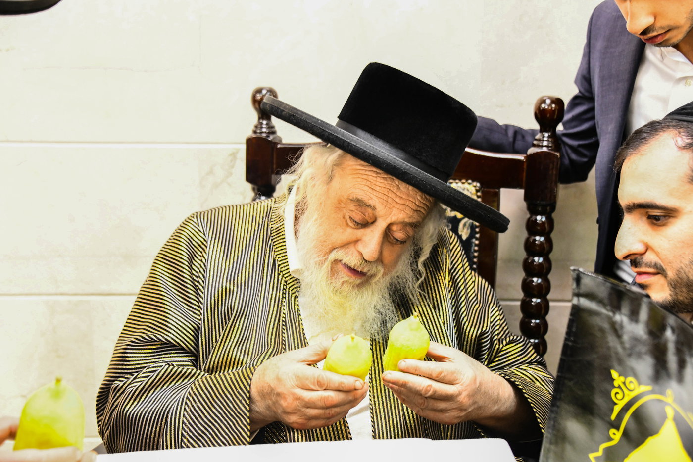 האדמו"ר מתולדות אהרן בקבלת אתרוגים לקראת חג הסוכות
