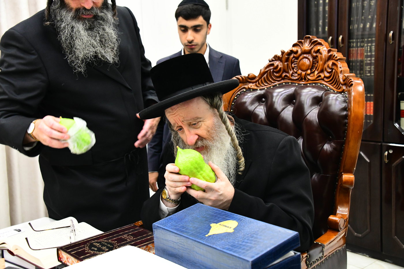 האדמו"ר מביאלה בקבלת אתרוגים לקראת חג הסוכות