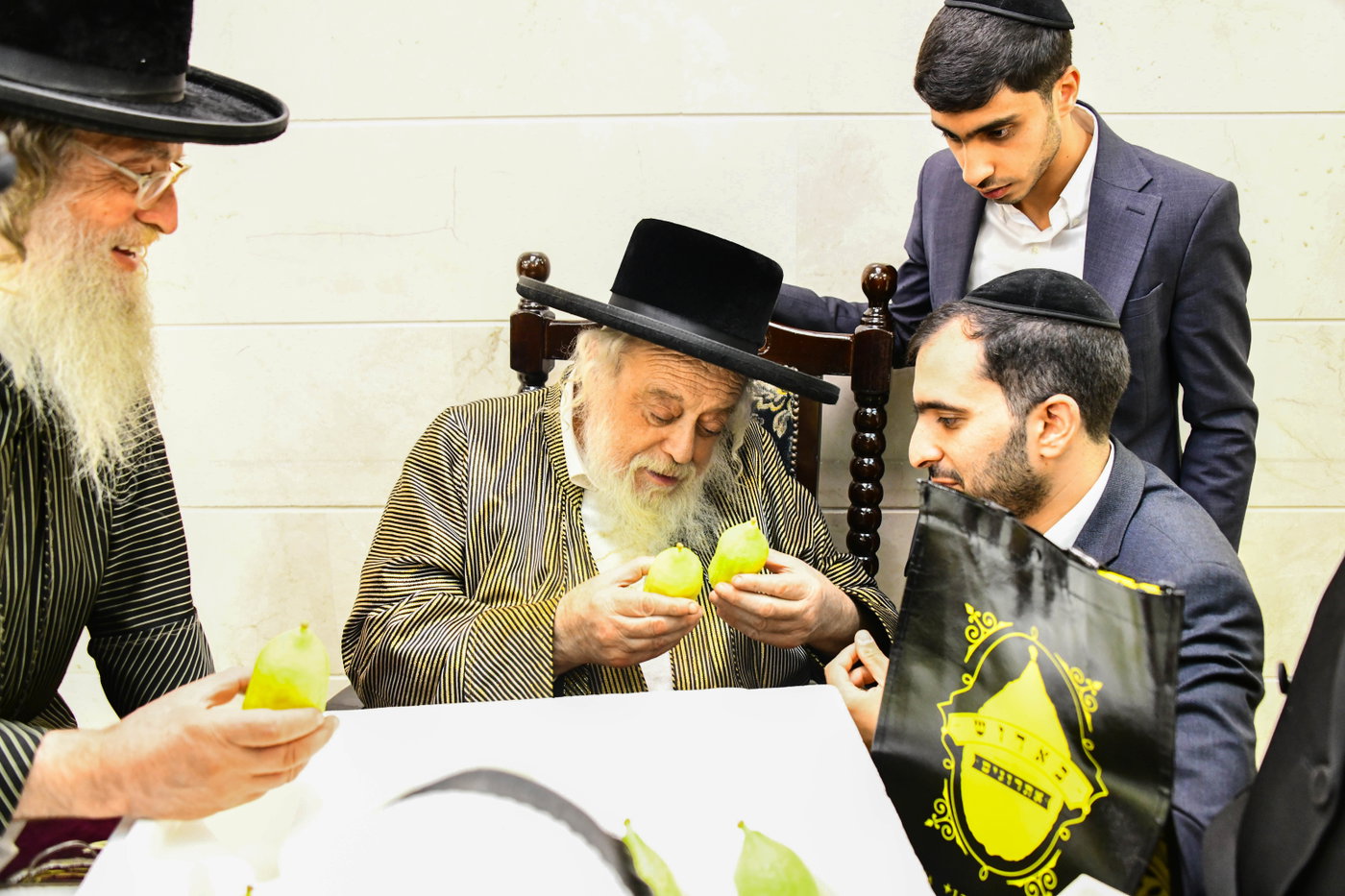 האדמו"ר מתולדות אהרן בקבלת אתרוגים לקראת חג הסוכות