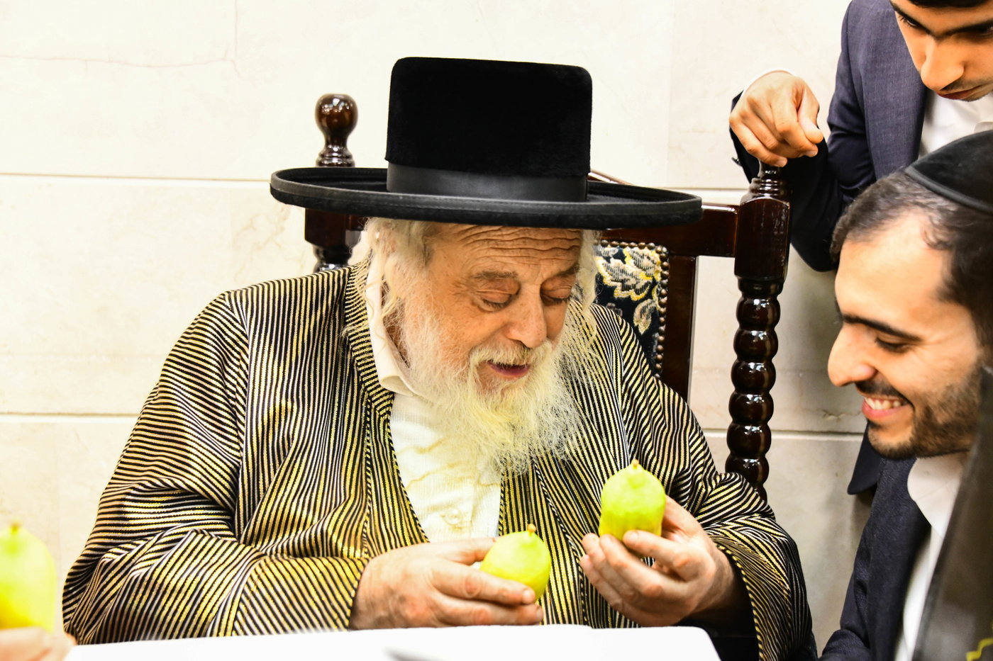 גדולי ישראל בקבלת אתרוגים לקראת חג הסוכות