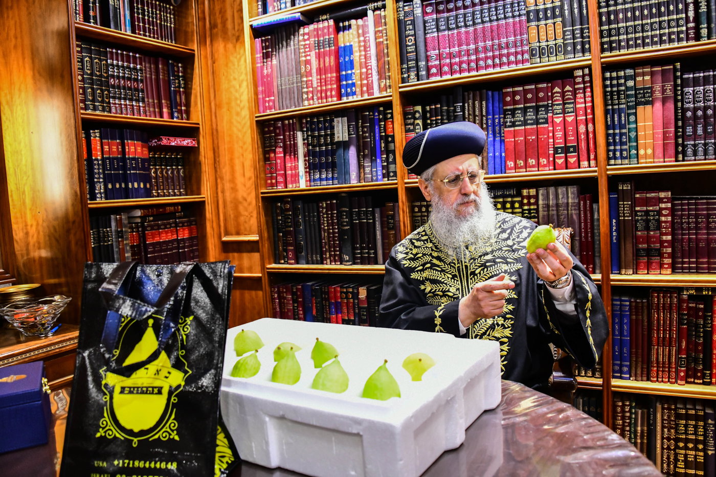 הראשל"צ הגר"ד יוסף בקבלת אתרוגים לקראת חג הסוכות