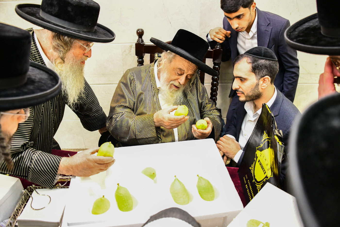 גדולי ישראל בקבלת אתרוגים לקראת חג הסוכות