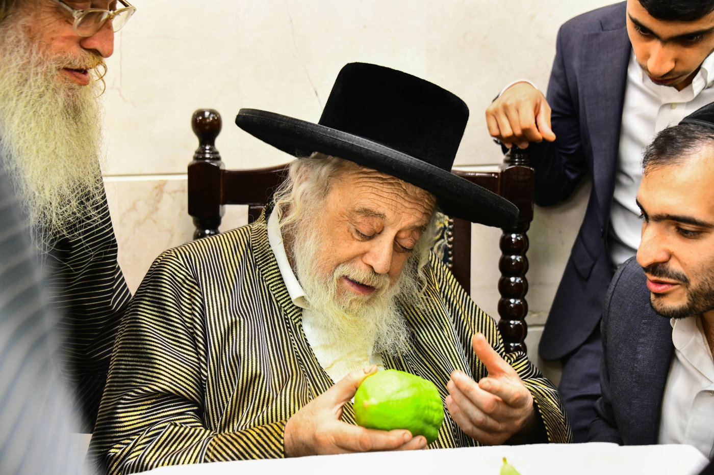 גדולי ישראל בקבלת אתרוגים לקראת חג הסוכות