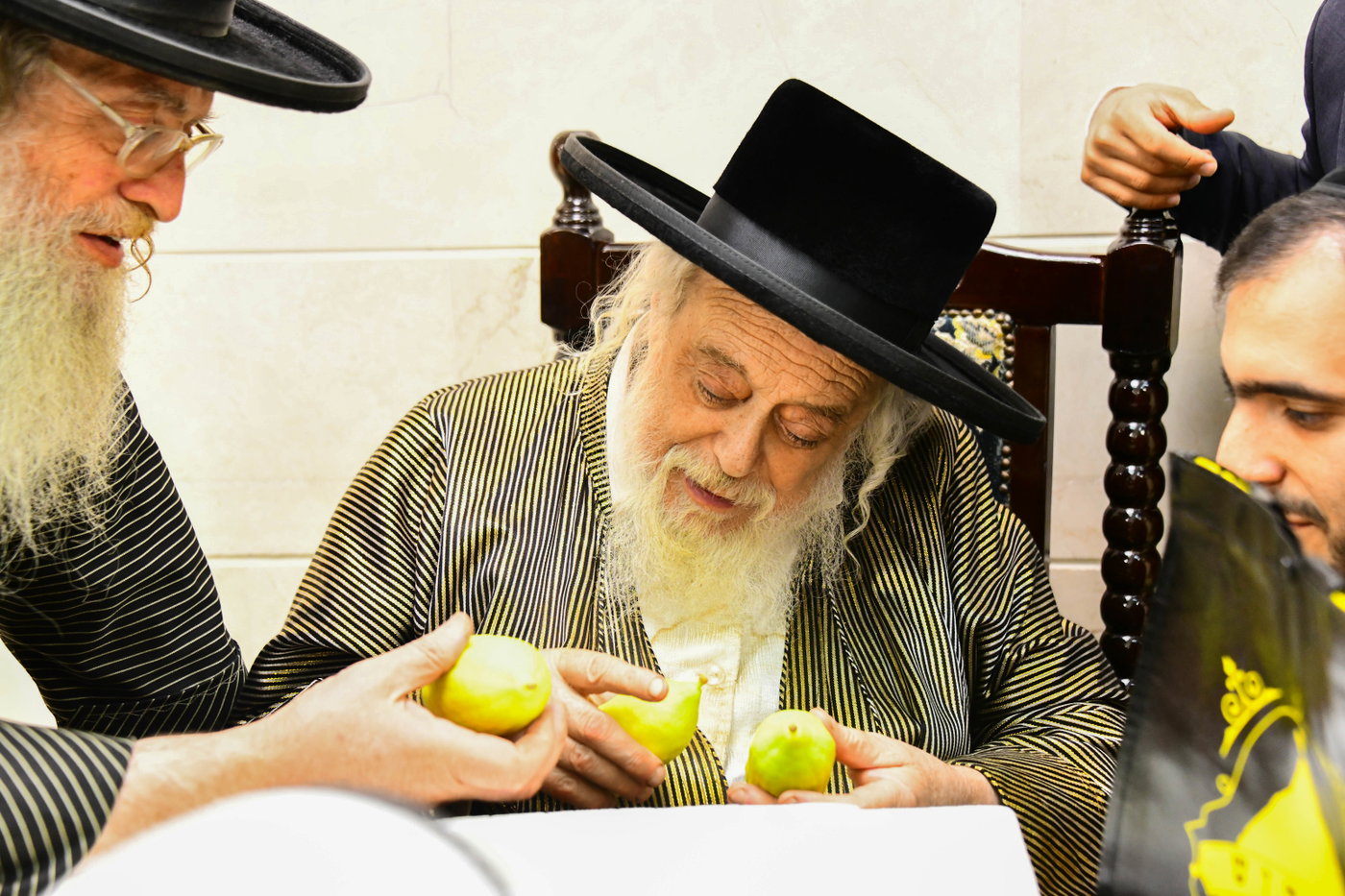 גדולי ישראל בקבלת אתרוגים לקראת חג הסוכות