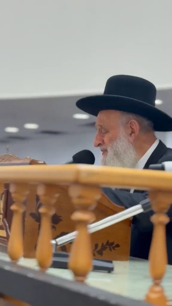 הגאון רבי ראובן אלבז בקבלת עול מלכות שמים במעמד הסליחות, הלילה