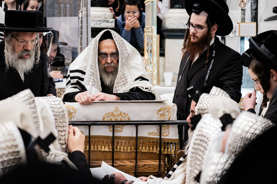 התרגשות בסאטמר; הרבי הופיע עם המלבושים העתיקים שעברו אליו בירושה