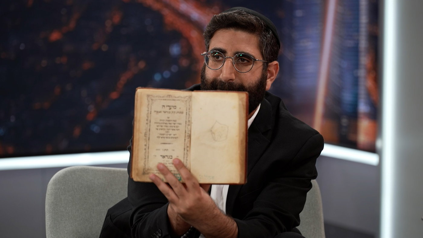 יוסי עבדו עם אחד הספרים הנדירים