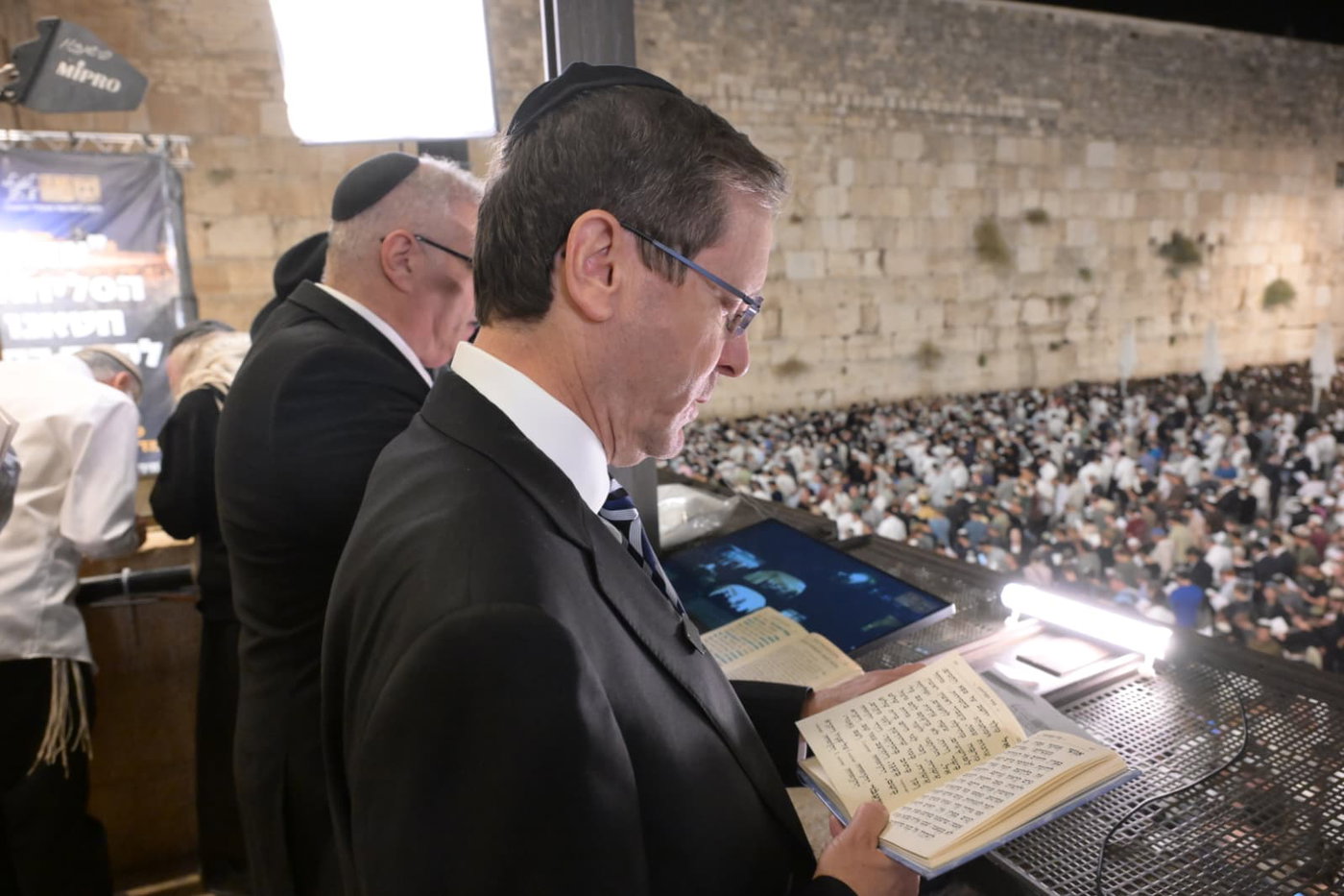 הנשיא במעמד הסליחות בכותל, הלילה