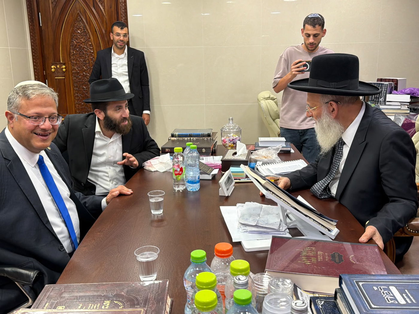 השר בן גביר ויוסי גולדברגר עם הגאון רבי ראובן אלבז