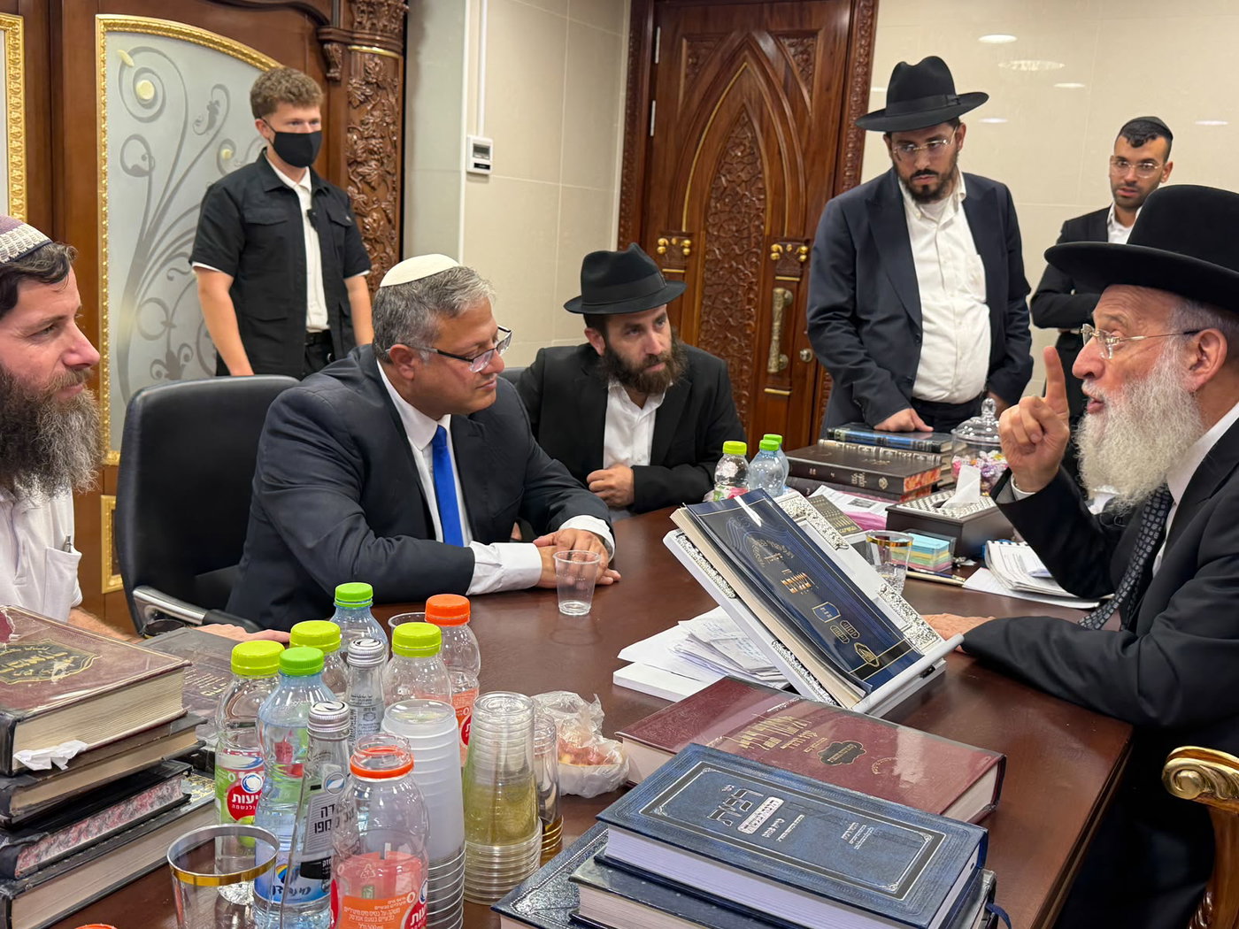 הגאון רבי ראובן אלבז עם השר איתמר בן גביר ויוסי גולדברגר