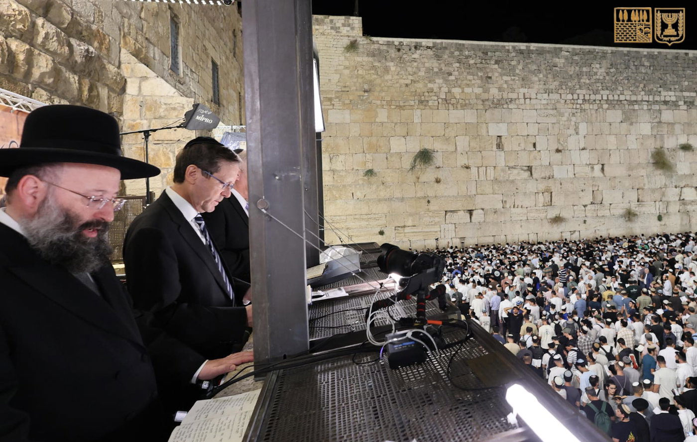 הנשיא במעמד הסליחות בכותל, הלילה