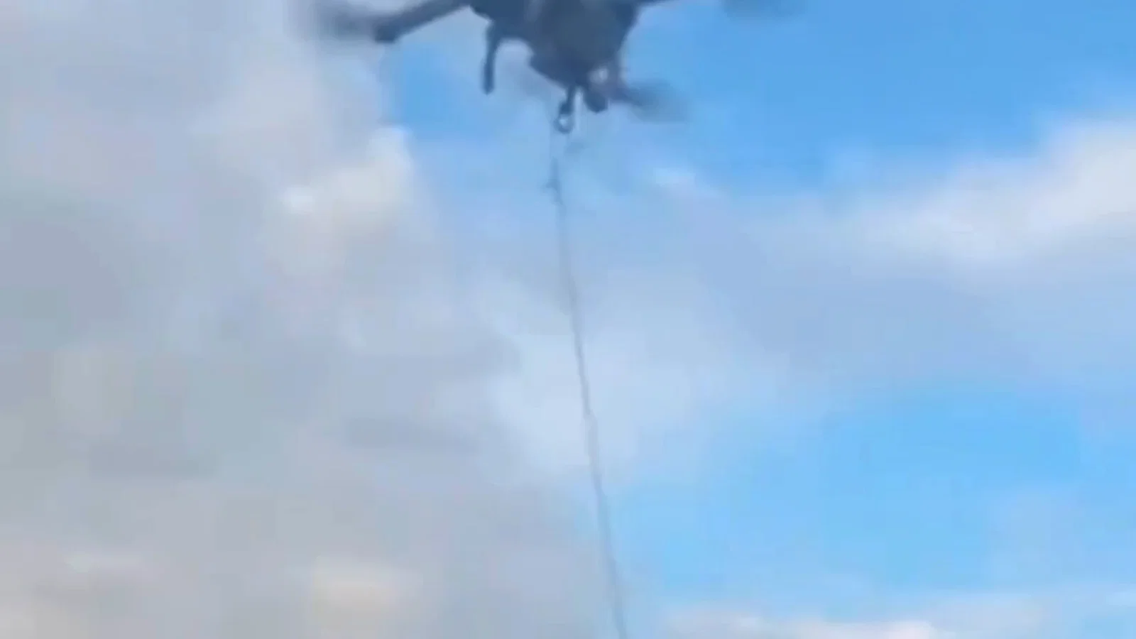טרנד מסוכן בבריטניה: רחפנים משליכים ביצים ופצצות על מהגרים