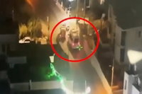 תיעוד סוער: המיניבוס נעצר בכפר הפלסטיני - שוטרים מסתערים בהפתעה